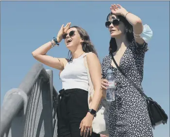  ?? Front page picture and above: Sam Stephenson ?? THE HEAT IS ON Two walkers look to sea during the weekend’s hot weather in Old Portsmouth