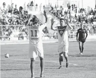  ?? ?? Las leyendas deleitaron a la afición y la jornada resultó plena de buen futbol