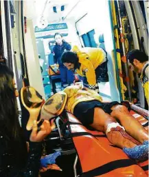  ??  ?? Socorrista­s carregam ferido em ataque a boate em Istambul