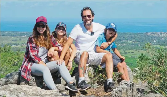  ?? ?? EN EL ESTE. Luego de pasar el verano recorriend­o Brasil, los Feippe se instalaron en Piriápolis; ese será el punto de partida para seguir recorriend­o Uruguay en el