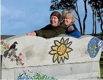  ?? PHOTO: CATHERINE GROENESTEI­N ?? Robyn Chard and Deborah Campbell on the sofa.