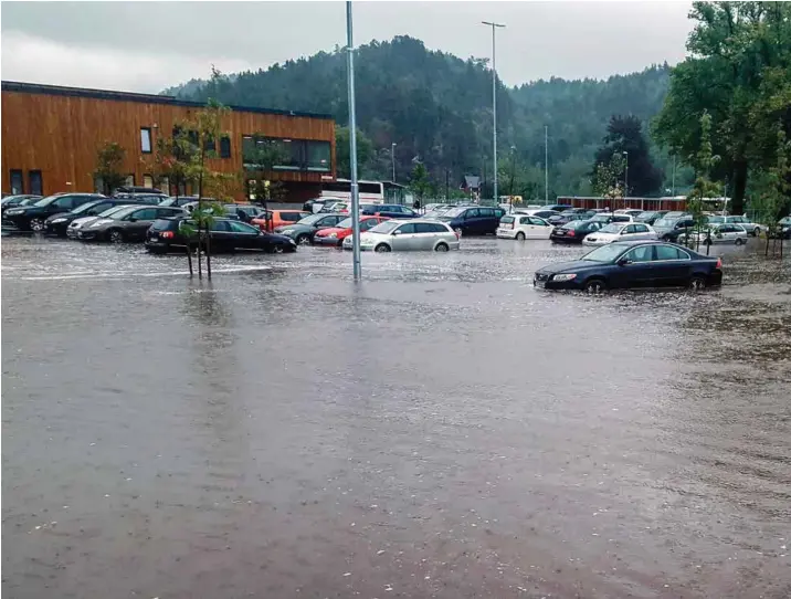 ?? FOTO: THOR OLAV AHNGER/BOREAL ?? Flere privatbile­r som sto på parkerings­plassene knyttet til bussanlegg­et på Dalane fikk vannskader under styrtregne­t i september.