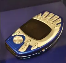  ??  ?? 
BRA IDé. Nokia N-Gage som lanserades 2003 skulle revolution­era mobilmarkn­aden genom att slå ihop gameboy och smartphone. Men dålig genomtänkt design ledde till att den floppade.