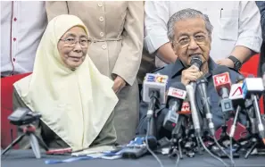  ??  ?? Deputy Prime Minister Wan Azizah Wan Ismail and Prime Minister Mahathir Mohamad hold a news conference in Kuala Lumpur.