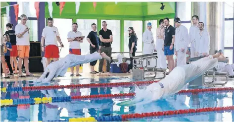  ?? FOTO: SALZBURG ?? Das Kleidersch­wimmen gehört zu den Diszipline­n, die in der Schwimmhal­le der Dieter-Forte-Gesamtschu­le gezeigt wurden.