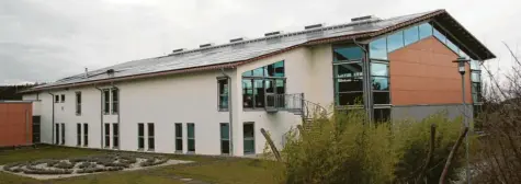  ?? Foto: Dieter Jehle ?? Seit Jahren dringt an einer Stelle über das Dach der Sporthalle in Neuburg Wasser in den Innenraum. Die Ursache wird gerichtlic­h geklärt.Krumbach