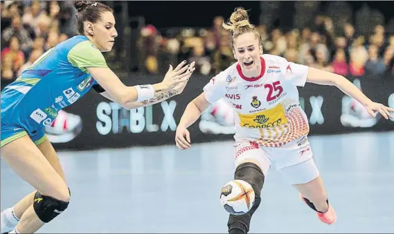  ?? FOTO: EFE ?? La central Nerea Pena, autora de nueve goles, peleando un balón en el partido contra Eslovenia. La selección se medirá a Noruega en Leipzig el lunes a las 20.30 horas