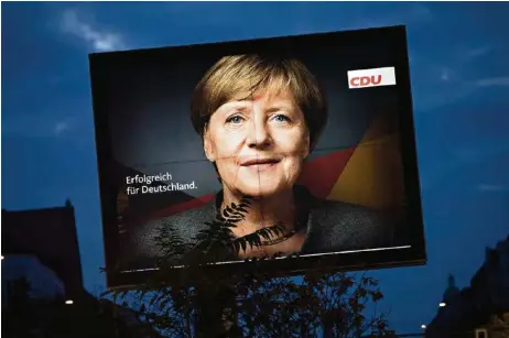  ?? (EMMANUELE CONTINI/NURPHOTO VIA GETTY IMAGES) ?? Une affiche électorale d’Angela Merkel dans le quartier de Friedrichs­hain à Berlin.