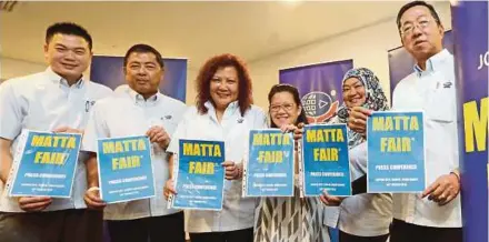  ?? [FOTO ZAIN AHMED/BH] ?? Lee (tiga dari kiri) bersama ahli jawatankua­sa MATTA Johor pada sidang media di Johor Bahru, semalam.