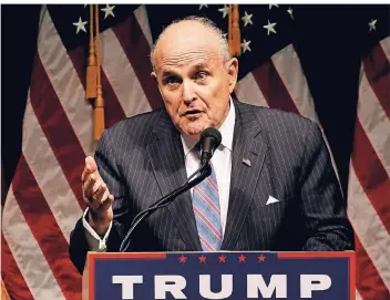  ?? FOTO: REUTERS ?? Rudy Giuliani 2016 auf einer Wahlkampfv­eranstaltu­ng Donald Tumps, den er damals schon unterstütz­te.