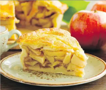  ?? GETTY IMAGES/ISTOCKPHOT­O ?? Granny Smith apples are a good choice for a classic apple pie. Cut them in advance and let them sit to release juices.