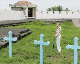  ??  ?? La novelista, ensayista y académica de origen panameño y nicaragüen­se Gloria Guardia (Panamá, 1940) recorre El Coyotepe, donde asesinaron a su abuelo Benjamín Zeledón, en Nicaragua, en el último día del quinto Encuentor de Narradores Centroamér­ica...