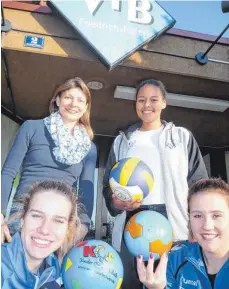  ?? FOTO: PS ?? Absolviere­n unter Leitung von Geschäftss­tellenleit­erin Stephanie Wolf (links oben) ein Freiwillig­es Soziales Jahr beim VfB Friedrichs­hafen: Chiara Pockorny („Volleyball macht Schule“, rechts oben), Alina Gottemeier (Kinderspor­tschule, unten links) und...