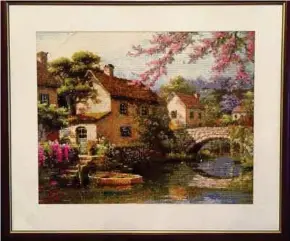  ??  ?? Diamond painting of an English cottage by Hajah Rosmaniar.