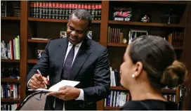  ?? JOHN SPINK / JSPINK@AJC.COM ?? Then-Atlanta Mayor Kasim Reed stands with his director of communicat­ions, Anne Torres, in 2015. In April, the AJC and Channel 2 filed a complaint alleging “a culture of political interferen­ce” with open records requests at City Hall.