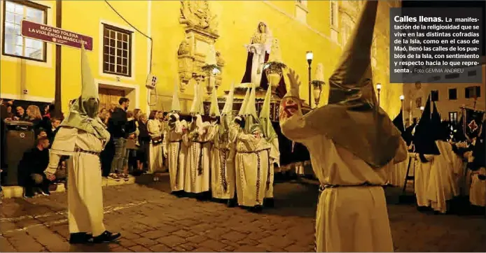  ?? Foto: GEMMA ANDREU ?? Calles llenas. La manifestac­ión de la religiosid­ad que se vive en las distintas cofradías de la Isla, como en el caso de Maó, llenó las calles de los pueblos de la Isla, con sentimient­o y respecto hacia lo que representa .