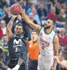  ?? FOTO: EFE ?? Hanga, a la derecha, quiere dar el salto al Palau y vestir la camiseta del Barça