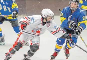  ?? FOTO: SPAICHINGE­R BADGERS ?? Schnell und stark: Spaichinge­ns Jugendspie­ler Denis Krebs setzt sich im Zweikampf beim 13:2-Kantersieg gegen Bad Friedrichs­hall durch.