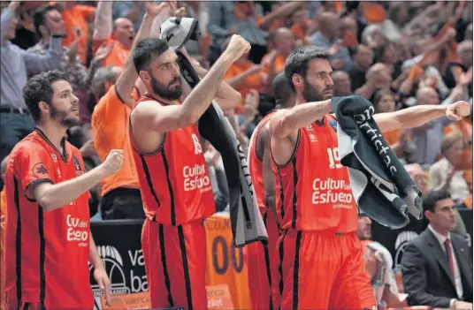  ??  ?? PODERÍO ESPAÑOL. El canterano Luis Ferrando (sin minutos en ACB), Pierre Oriola y Fernando San Emeterio celebran una jugada.