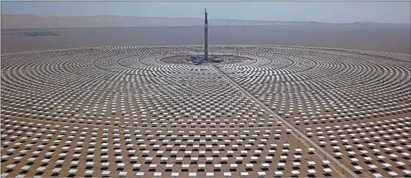  ??  ?? Vue aérienne d’une centrale solaire thermique de 100 MW à Dunhuang, dans le nord-ouest de la Chine.