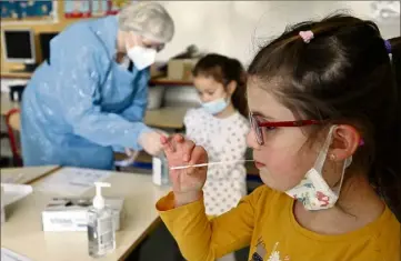  ?? (Photopqr L’est républicai­n/alexandre Marchi) ?? Une élève se fait dépister à l'aide d'un test RT-PCR par prélèments salivaires à l'école élementair­e Alfredmézi­ères à Nancy.