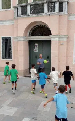  ??  ?? Il vicesindac­o Una settimana fa, il numero 2 del Comune, Roberto Grigoletto, è andato a giocare in piazza Santa Maria dei Battuti a Treviso, dove per pochi giorni era comparso il divieto, di lì a breve eliminayo