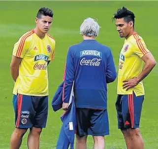  ?? /Reuters ?? World Cup attitude: Colombia coach Jose Pekerman, centre, talks tactics with, left, James (pronounced “Hamez”) Rodriguez, and Radamel Falcao.