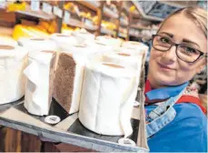  ?? FOTO: BERND THISSEN/DPA ?? Genügend Klopapier gibt es in der Dortmunder Bäckerei, allerdings süß als Kuchen.