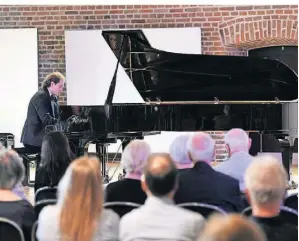  ?? FOTO: MARKUS JOOSTEN ?? Der Pianist Piotr Pawlak eröffnete den 23. Weseler Klaviersom­mer, der zu einer Institutio­n in der Kulturszen­e geworden ist.