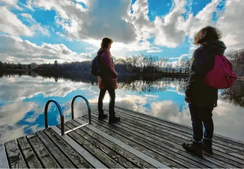  ?? Fotos: peter Bauer ?? Am Schnerzhof­er Weiher ist eine Pause lohnend. Bisweilen können wir hier fasziniere­nde Lichtspiel­e genießen.