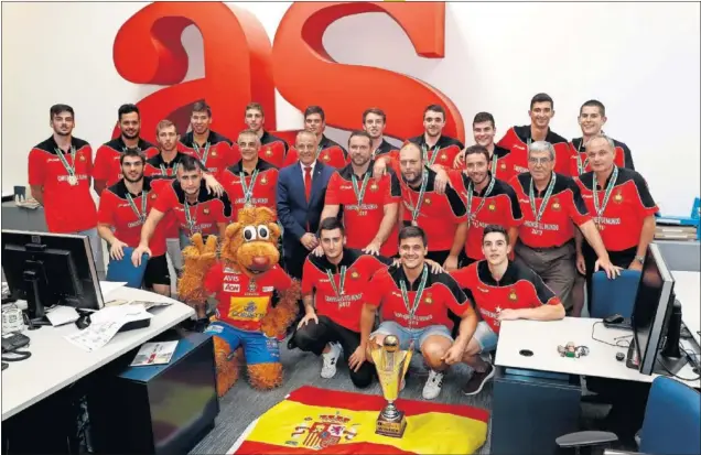  ??  ?? SELECCIÓN DE ORO. Llegaron de Argel con su medalla de oro mundialist­a colgada al cuello y con el trofeo de campeones. Lo celebraron en la redacción de AS.