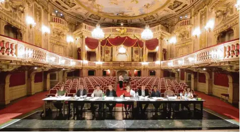  ?? Foto: Matthias Röder, dpa ?? Eine Phalanx von acht Köpfen entscheide­t bei der Aufnahmepr­üfung zum Wiener Schauspiel­seminar Max Reinhardt über das Wohl und Wehe und die Zukunft der jungen Be werber.