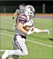  ?? Blake Fogleman/Special to Siloam Sunday ?? Siloam Springs senior Spenser Pippin runs with the ball after making a catch during Friday’s game at Benton.