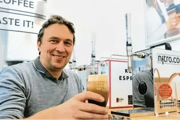  ?? Foto: René Lauer ?? Sieht aus wie ein Guinness, ist aber kalter Kaffee: Der Nördlinger Unternehme­r Florian Koch stellt unter dem Namen Nitrocool Maschinen her, mit denen sich Cold Brew Coffee zubereiten lässt.