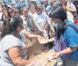  ?? (TÉLAM/ARCHIVO) ?? Paliativo. Las organizaci­ones sociales vienen reclamando por asistencia alimentari­a desde el gobierno de Mauricio Macri.