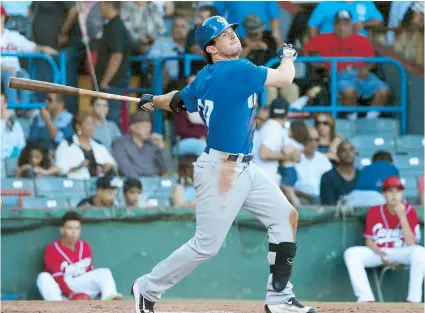  ??  ?? Drew Ferguson, de los Cangrejero­s, conecta un triple con las bases llenas en la séptima entrada que trajo al plato tres carreras, las que le dieron la ventaja a Santurce.