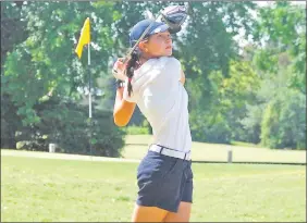  ??  ?? Giovanna Fernández es la nueva líder en damas tras cumplirse tres recorridos del selectivo nacional juvenil de golf de la APG, en el Yacht.