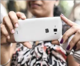  ?? PICTURE: BLOOMBERG ?? A WOMAN uses a smartphone in Mumbai, India.