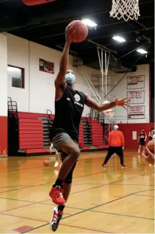 ?? NAncy lAnE PHoToS / HErAld STAFF FIlE ?? BIG SENIOR CLASS: Milford senior Jordan Darling goes up for a layup during practice. Darling was a Hockomock League all-star last year. Below, the Scarlet Hawks go through practice on Monday.