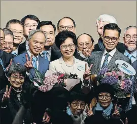 ?? KIN CHEUNG / AP ?? Lam celebra la victòria amb el seu marit, el seu fill i alguns seguidors