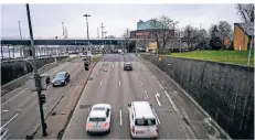  ?? RP-FOTO: BRETZ ?? Auf dem Stück hinter dem Rheinufert­unnel bis zum Fortuna-Büdchen soll stadtauswä­rts Autofahrer­n eine Spur weggenomme­n werden.