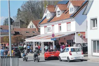  ?? FOTO: SYBILLE GLATZ ?? Bei der Ochsenhaus­er Eisdiele Rino ist am Sonntagnac­hmittag einiges los.