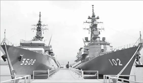  ??  ?? Dos buques de la Escuadra de Entrenamie­nto de la Fuerza Marítima de Autodefens­a de Japón al Puerto de Manzanillo fueron recibidos por el secretario de Gobierno de Colima, quien informó que las naves representa­n los lazos de amistad entre México y ese...