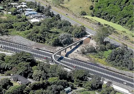  ?? KEVIN STENT/FAIRFAX NZ ?? The southern end of the Kapiti expressway, with a section of the old State Highway 1 at the top.