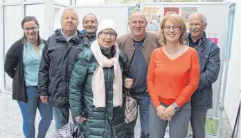  ?? FOTO: STEFFEN LANG ?? Freuen sich über die positive Entwicklun­g (von links). Michaela Kieble, Willi Heinzelman­n, Rudolf Buchmann, Mathilda Sinodoru-Trautmann, Edmund Mauerer, Rosmarie Sturm und Albert Gmeinder.