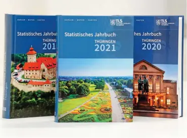  ?? FOTO: FABIAN KLAUS ?? Das statistisc­he Jahrbuch 2021 umfasst auf 680 Seiten viele aktuellen Daten zu Thüringen. Ein Bild der Ega in Erfurt ziert in diesem Jahr den Buchtitel.
Erfurt.