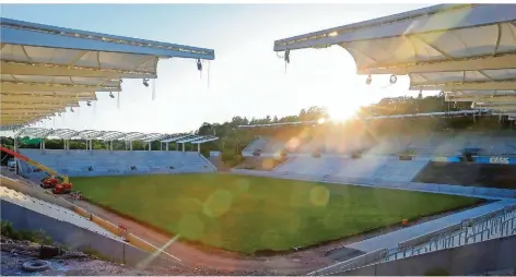  ?? FOTO: SCHLICHTER ?? Der Baufortsch­ritt im Ludwigspar­kstadion ist unverkennb­ar. Dennoch dürfte sich die Eröffnung erneut deutlich verzögern.