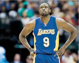  ??  ?? El delantero de los Lakers, Luol Deng, mira la pizarra mientras su equipo recibe una paliza de los Mavericks de Dallas.