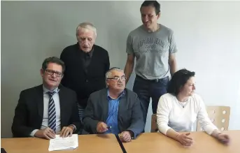  ??  ?? La signature de convention, annonce les 25ème jeux nationaux à Aurillac en mai 2017.