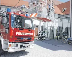  ?? FOTO: DIRK THANNHEIME­R ?? Die Freiwillig­e Feuerwehr löscht am Freitag im Alten Kloster den Brand in der Damentoile­tte.